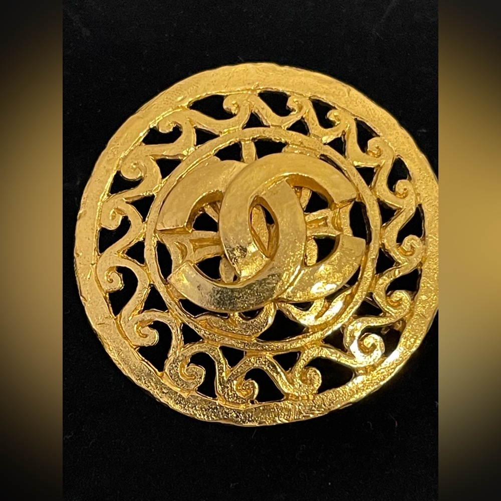 “SOMEWHAT RARE” 💯% AUTHENTIC VINTAGE CHANEL 1995 CC Medallions Brooch (95-A) - Picture 5 of 12
